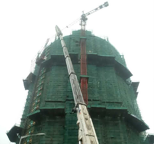 兴城吊车在工地上作业